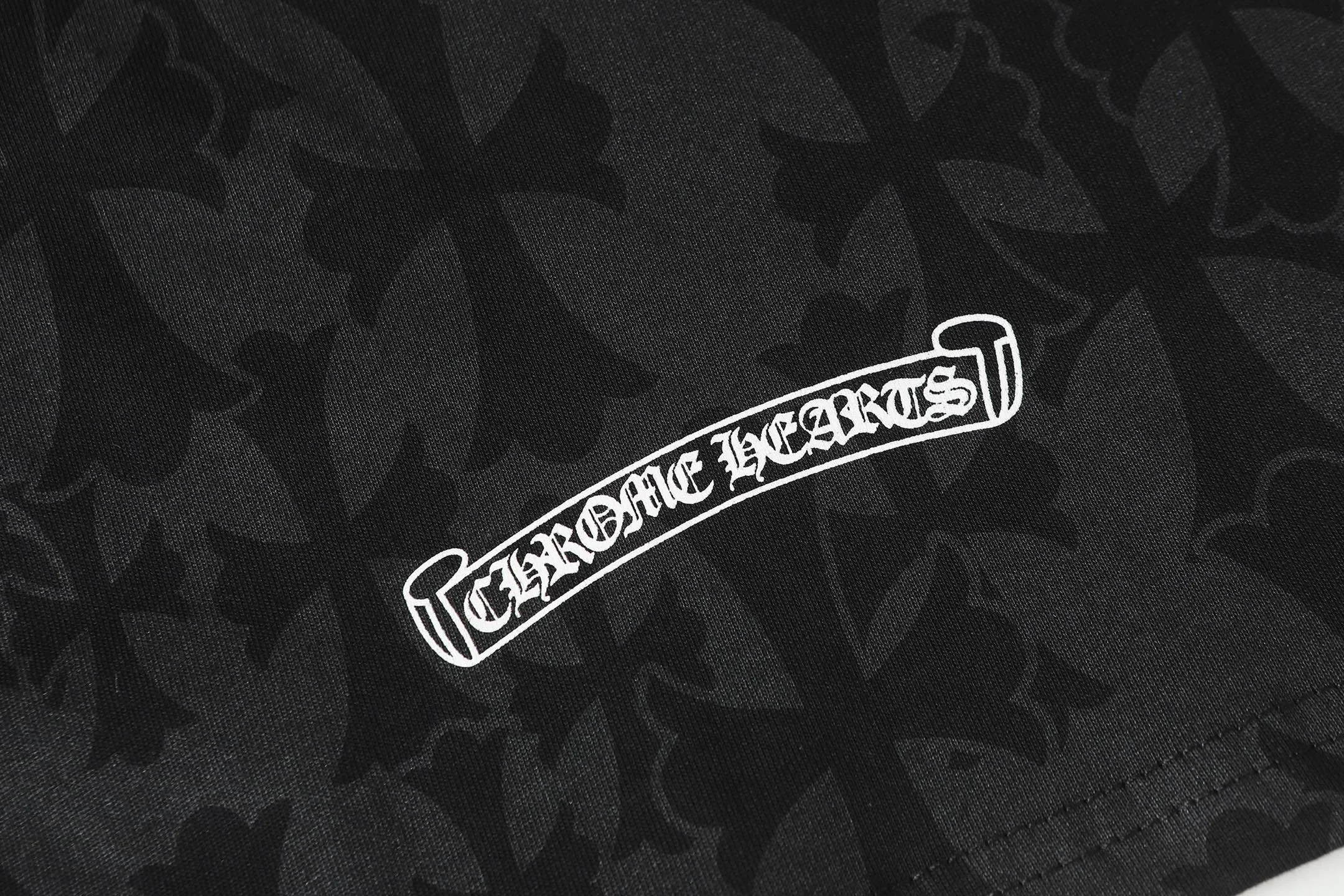P170 Chrome Hearts CH Chrome Hearts Dark Pattern Horseshoe Sanskrit Short Sleeve T-shirt Uses direct injection imported machine printing Hardware and accessories are milled and customized Correctly configured Black 2025 Chrome Hearts authentic packaging 260 grams of custom-dyed double-yarn cotton Large version Loose and stylish Differentiated from lower versions Slim and long version The upper body stretches the hips 100% commitment: top quality Not fast food The highest version on the market Top quality - different from the ordinary versions on the market If you care about quality, you should also respect the price. Absolutely 0 after-sales service and 0 return rate so far. It’s hard not to love the style - 260g double yarn cotton custom dyed fabric - Correct high-density main mark, washed tag, hand-sewn